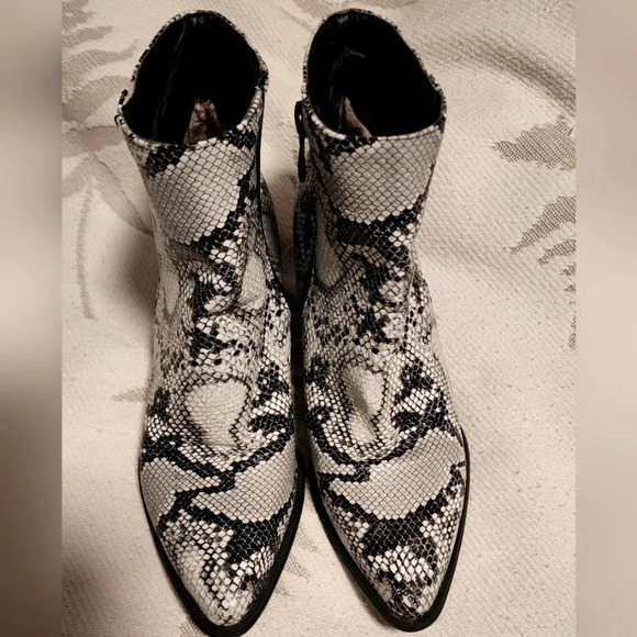 Shoes - Snakeskin Women's Pointed Toe Ankle Boots Size 7.5 (38)
